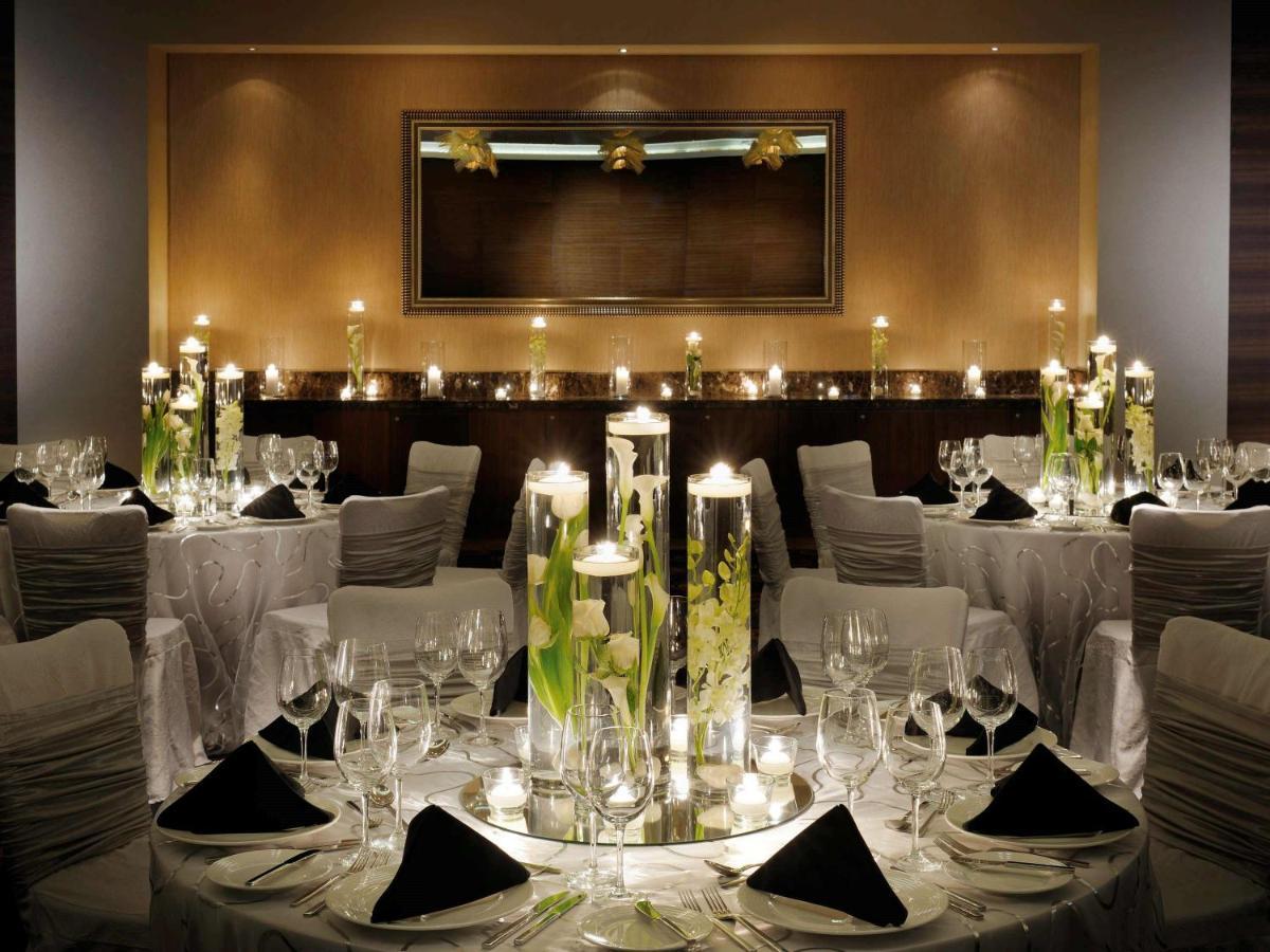 Moevenpick Hotel Jumeirah Beach Dubai Esterno foto A wedding reception at the Four Seasons Hotel, Hong Kong