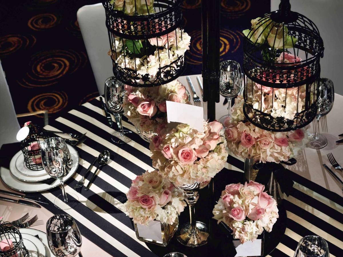 Moevenpick Hotel Jumeirah Beach Dubai Esterno foto A table decorated with flowers