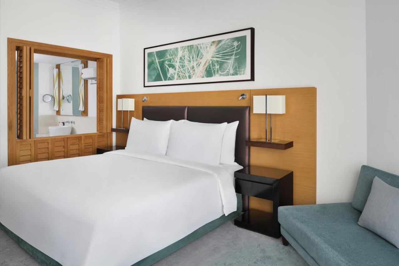 Moevenpick Hotel Jumeirah Beach Dubai Esterno foto A bedroom at the hotel