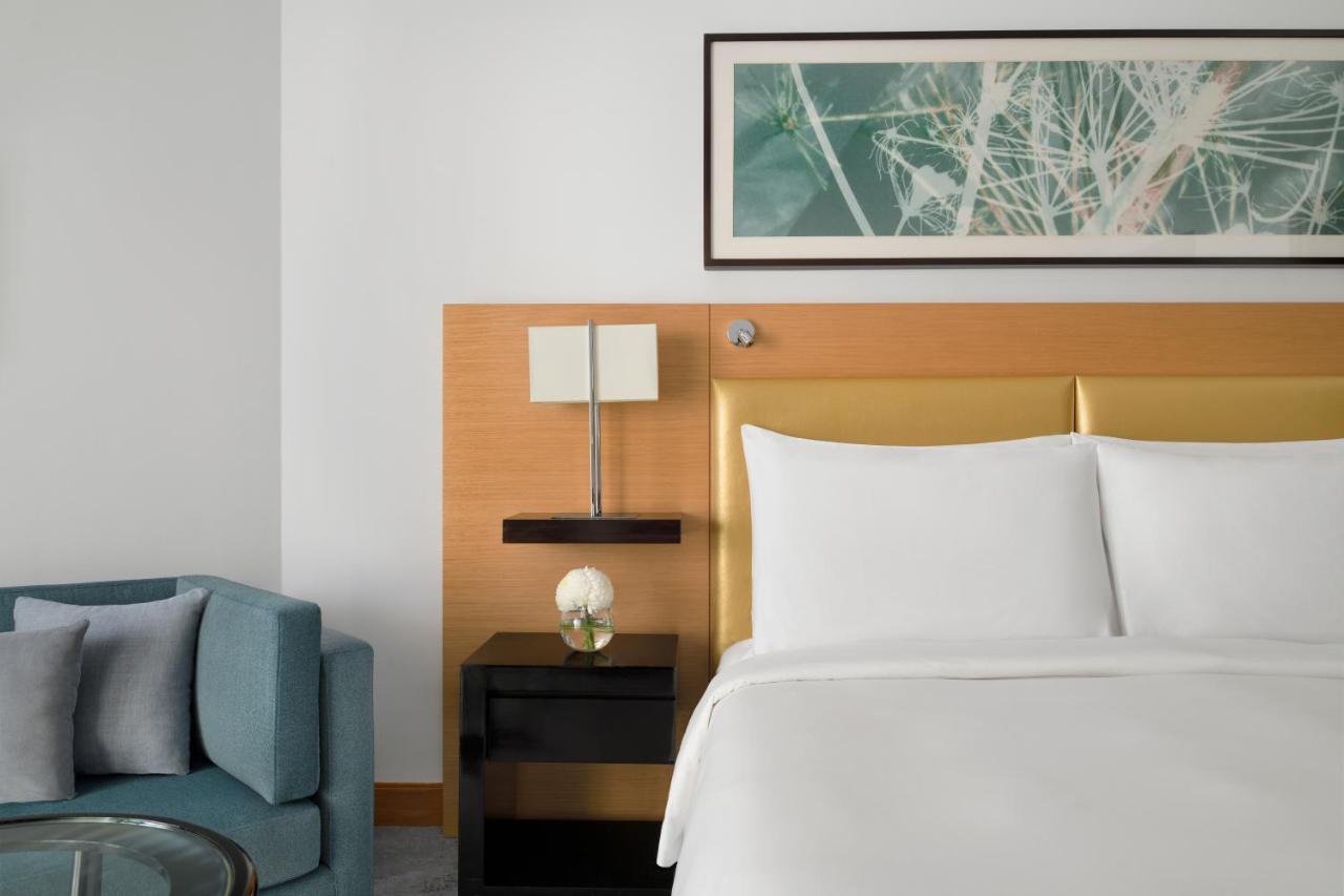 Moevenpick Hotel Jumeirah Beach Dubai Esterno foto A guest room at the Westin