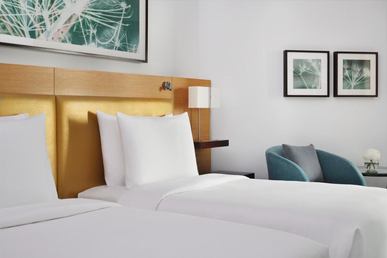 Moevenpick Hotel Jumeirah Beach Dubai Esterno foto A room at the hotel