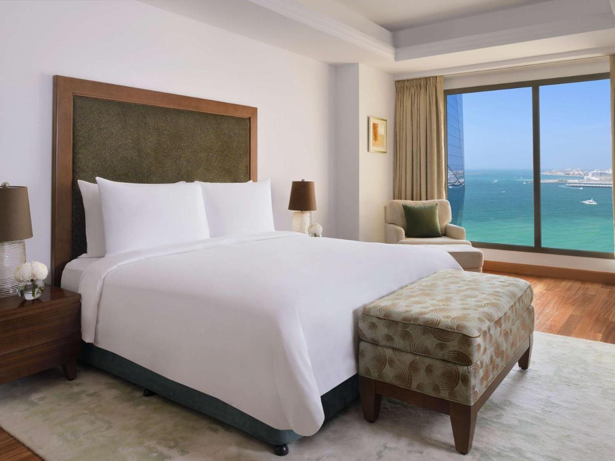 Moevenpick Hotel Jumeirah Beach Dubai Esterno foto A bedroom at the hotel