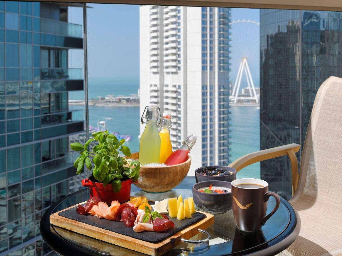 Moevenpick Hotel Jumeirah Beach Dubai Esterno foto A breakfast at Jumeirah Atlantis