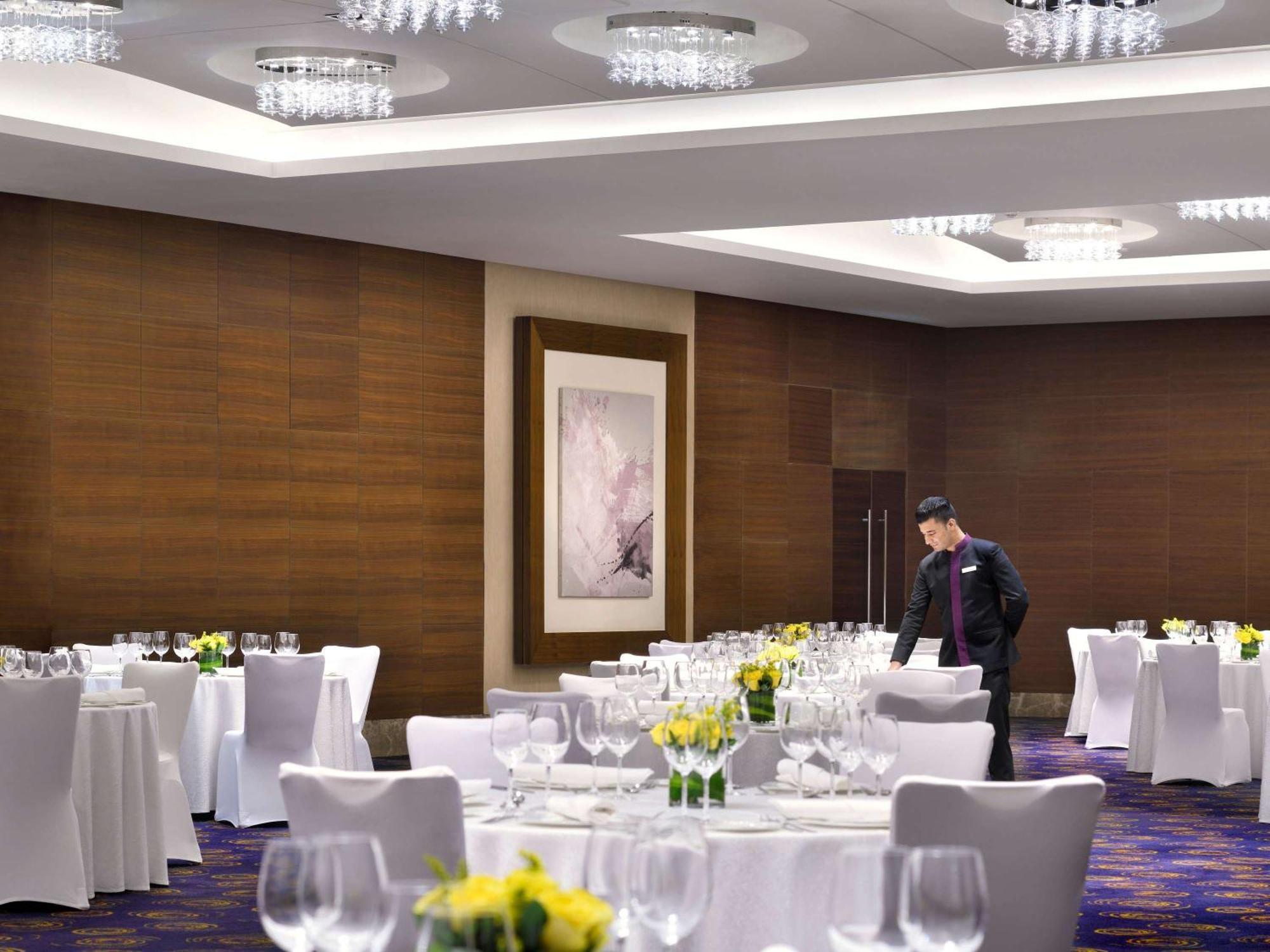 Moevenpick Hotel Jumeirah Beach Dubai Esterno foto A ballroom at the hotel