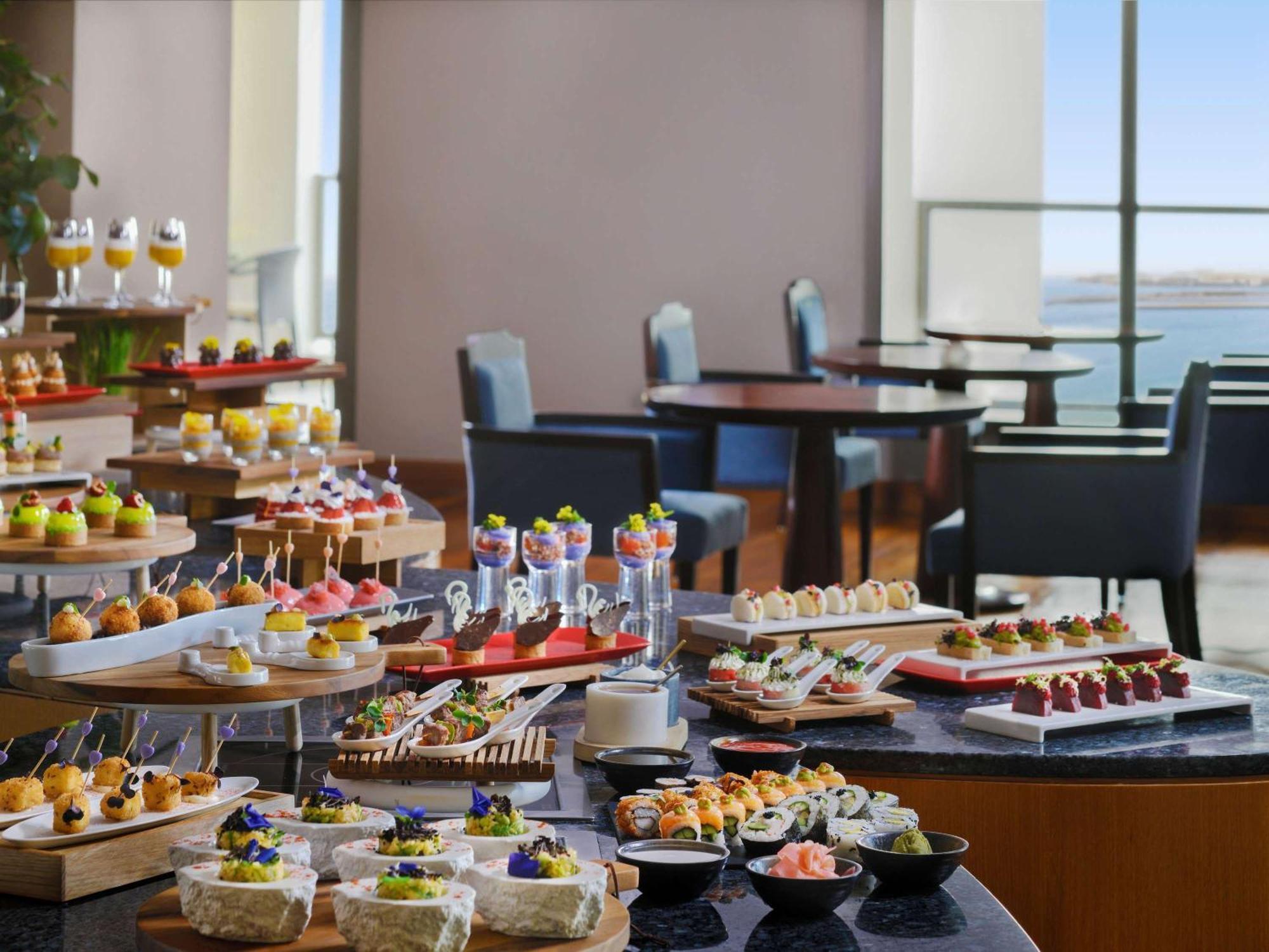 Moevenpick Hotel Jumeirah Beach Dubai Esterno foto A buffet at a hotel