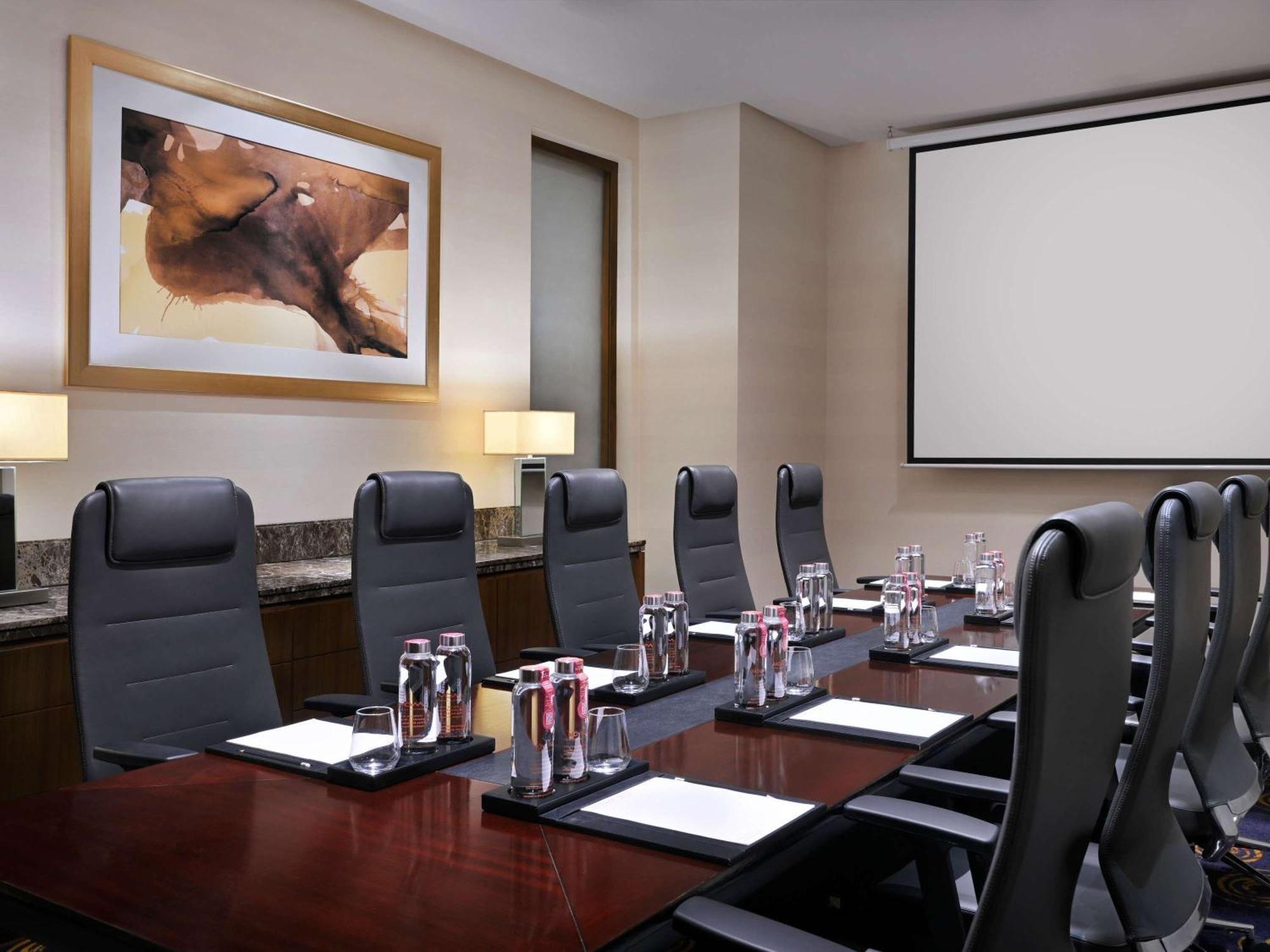 Moevenpick Hotel Jumeirah Beach Dubai Esterno foto A boardroom