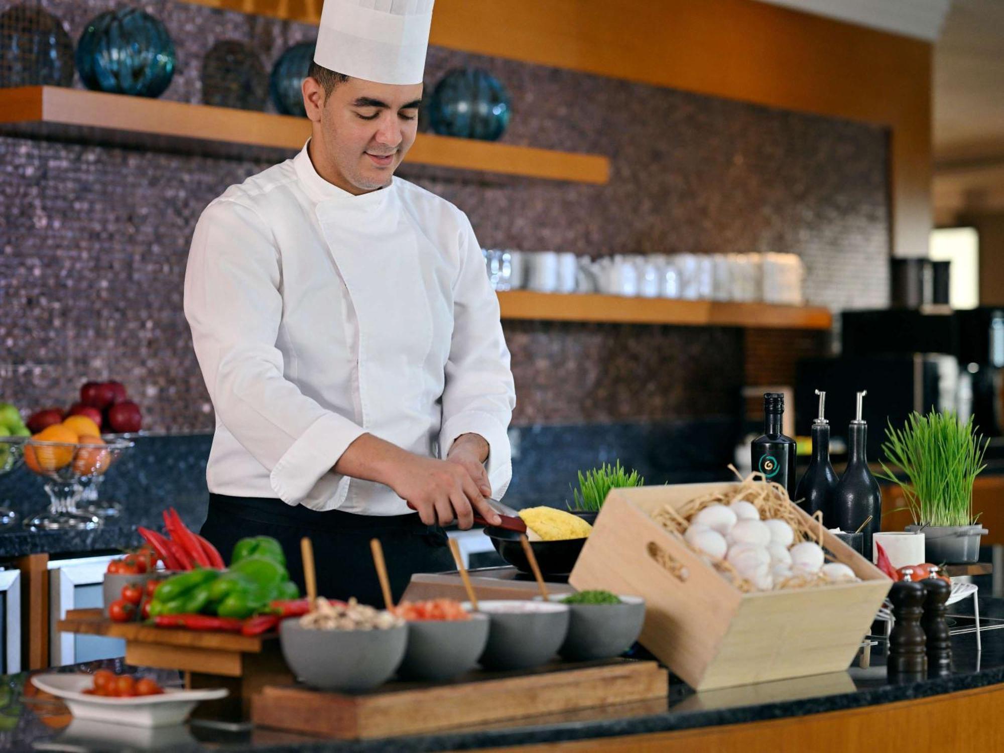 Moevenpick Hotel Jumeirah Beach Dubai Esterno foto A chef preparing food