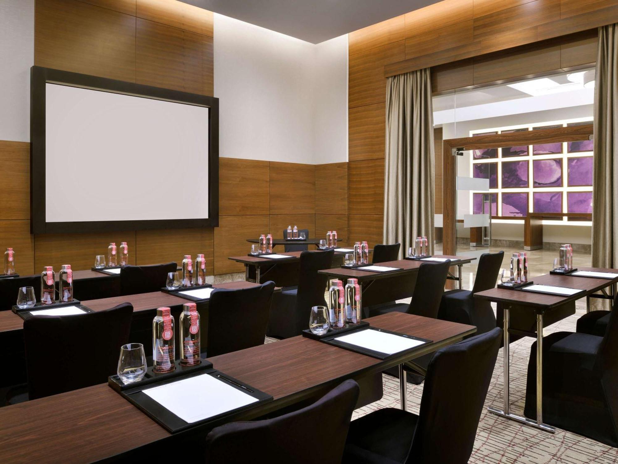 Moevenpick Hotel Jumeirah Beach Dubai Esterno foto Meeting room