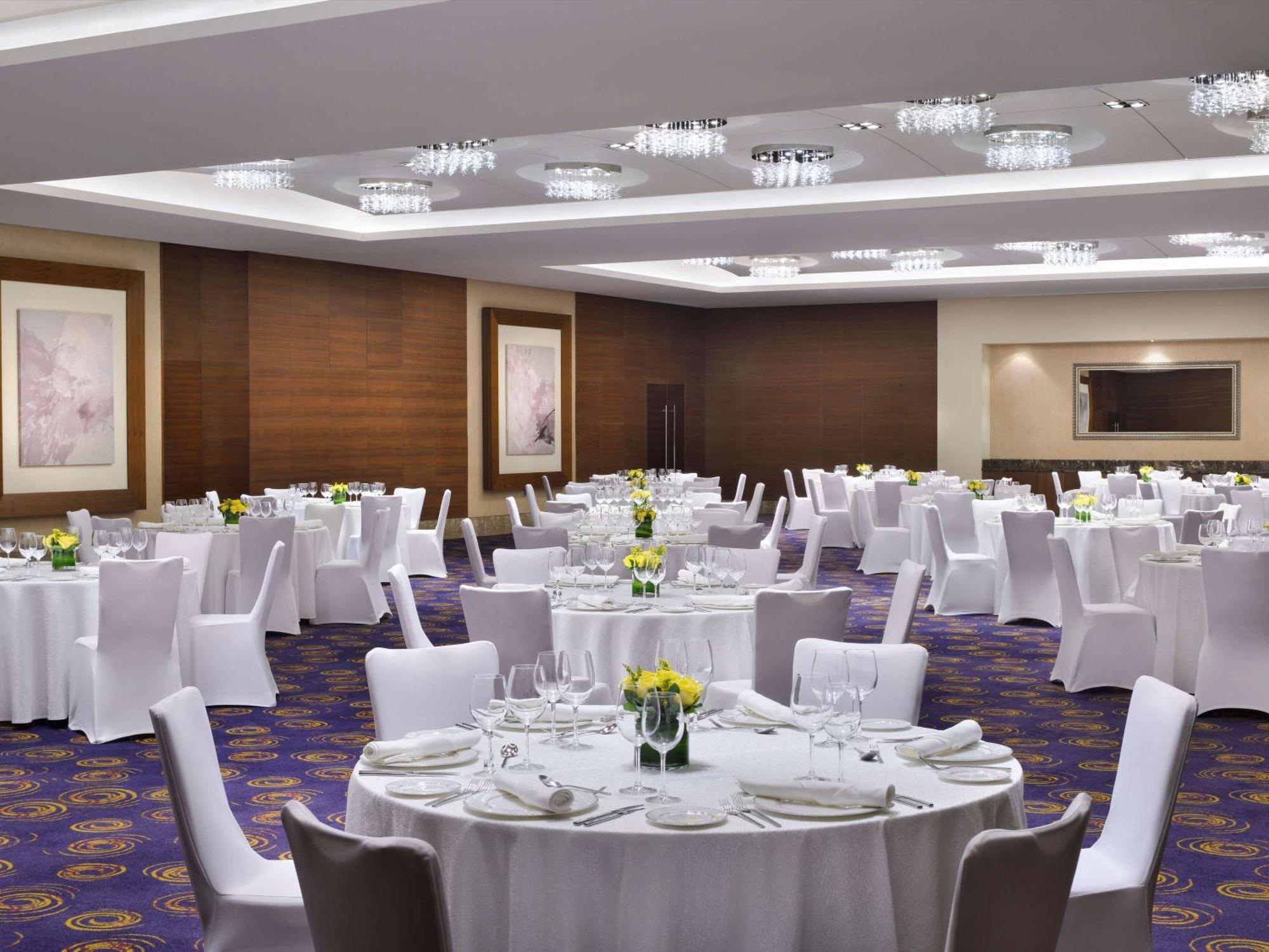 Moevenpick Hotel Jumeirah Beach Dubai Esterno foto The ballroom at the hotel