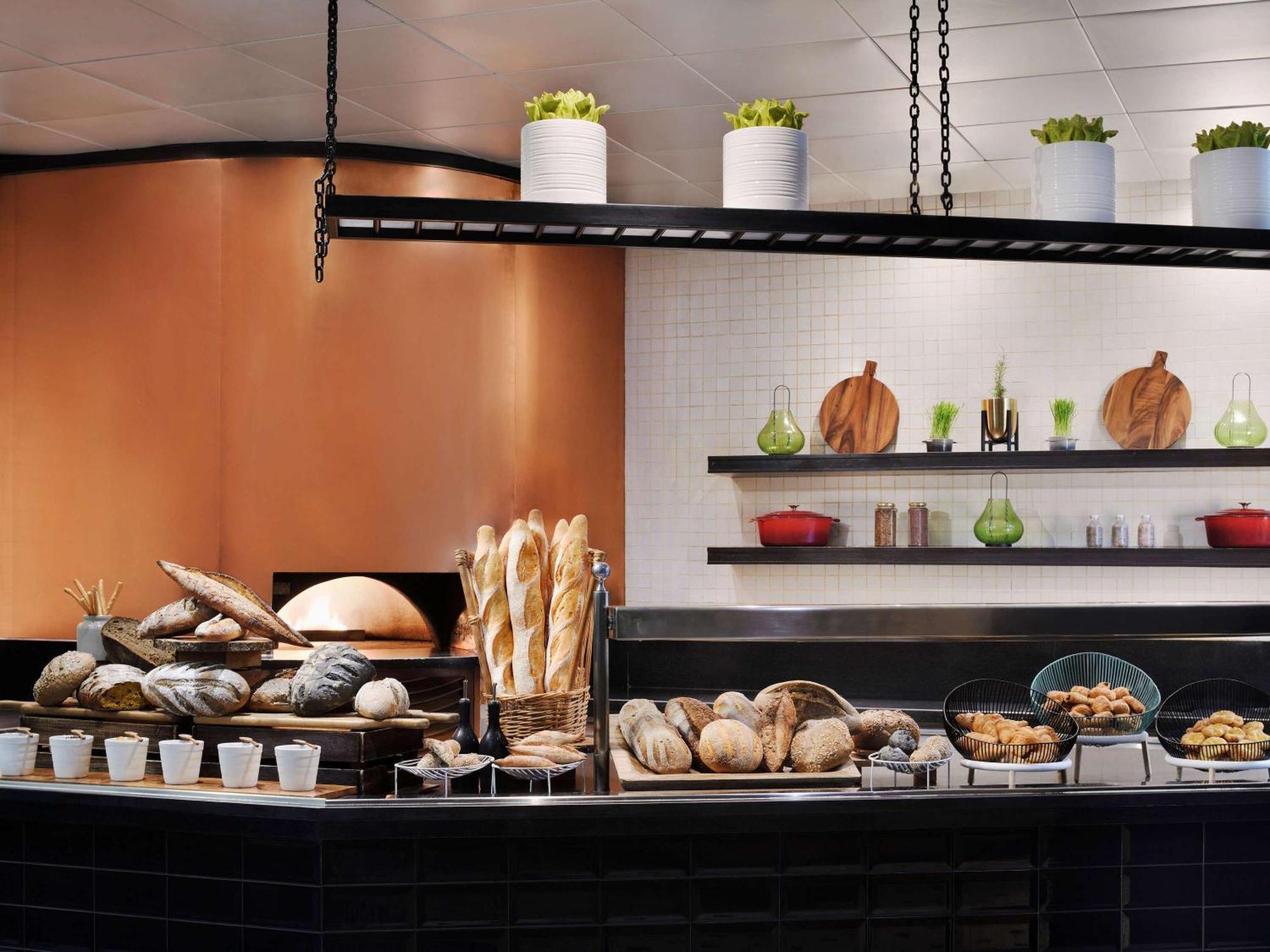 Moevenpick Hotel Jumeirah Beach Dubai Esterno foto Bread at the buffet