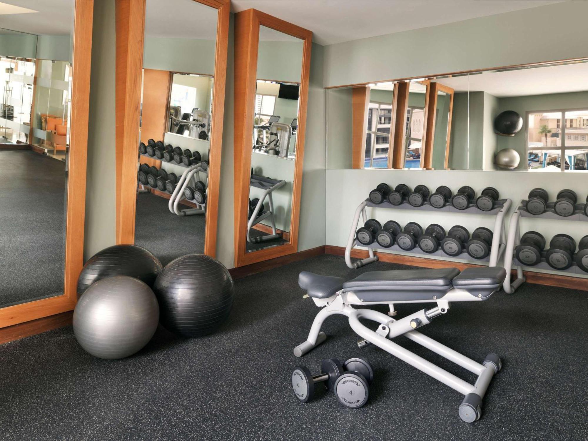 Moevenpick Hotel Jumeirah Beach Dubai Esterno foto A typical gym