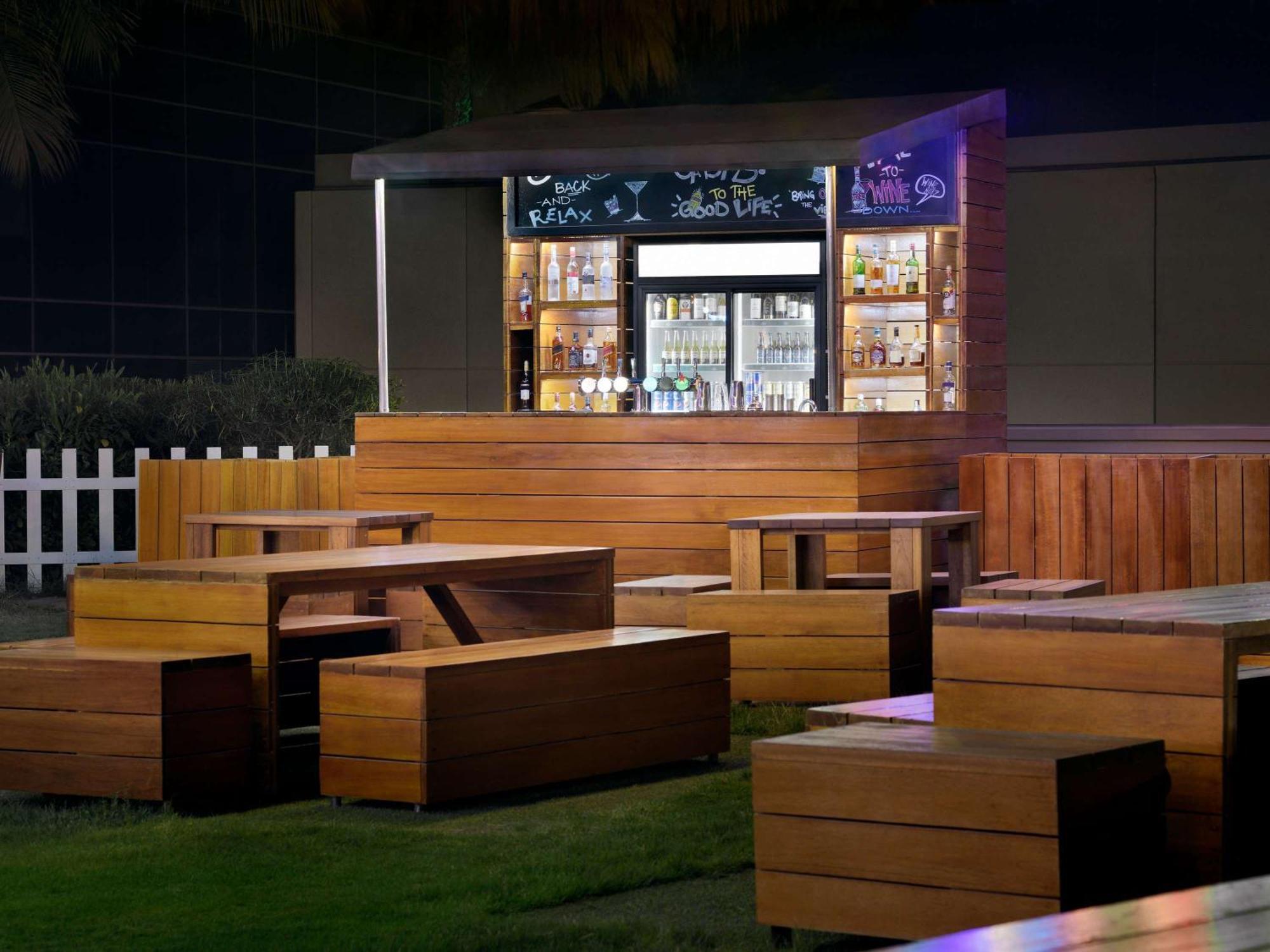 Moevenpick Hotel Jumeirah Beach Dubai Esterno foto The bar at the Dubai Polo & Equestrian Club