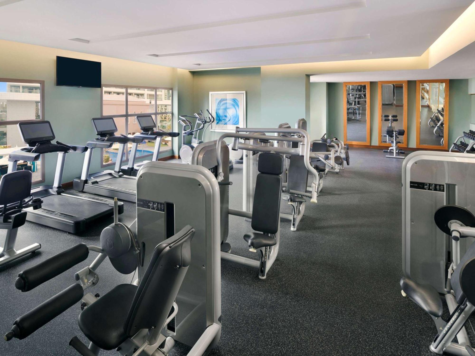 Moevenpick Hotel Jumeirah Beach Dubai Esterno foto The gym at the hotel
