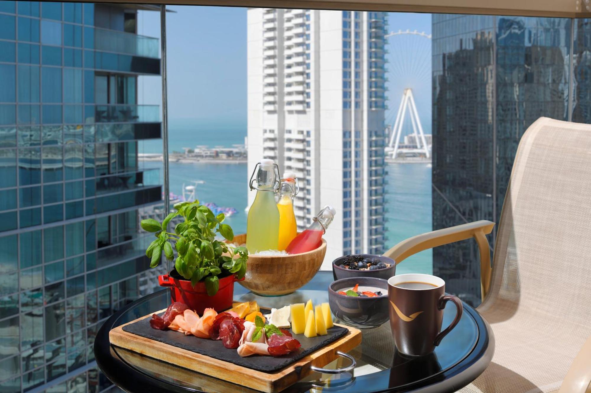 Moevenpick Hotel Jumeirah Beach Dubai Esterno foto A breakfast at Jumeirah Atlantis