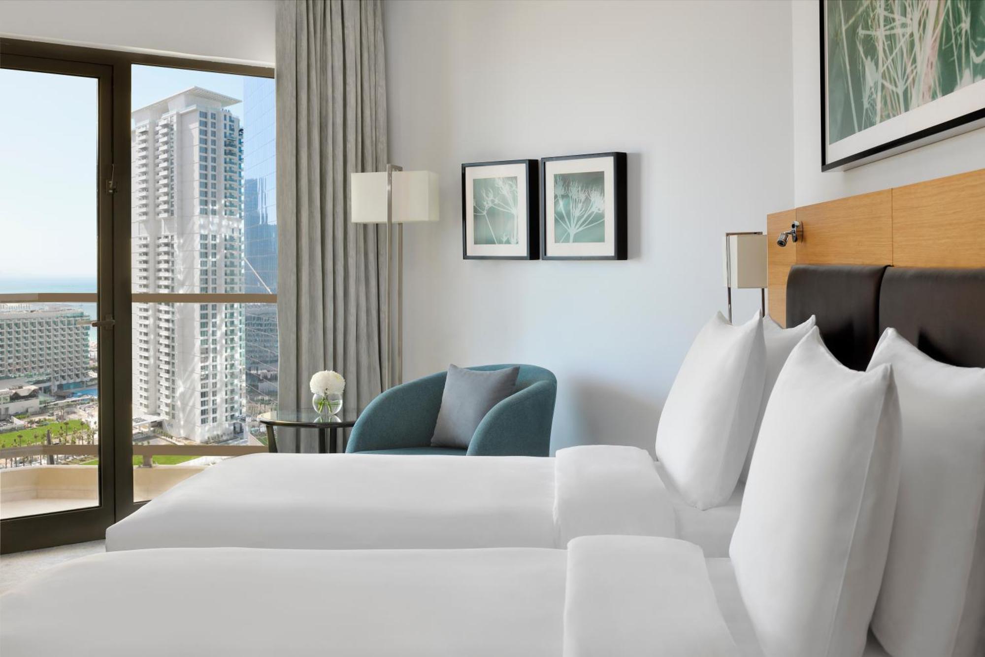 Moevenpick Hotel Jumeirah Beach Dubai Esterno foto A guest room at the Hilton San Diego Bayfront