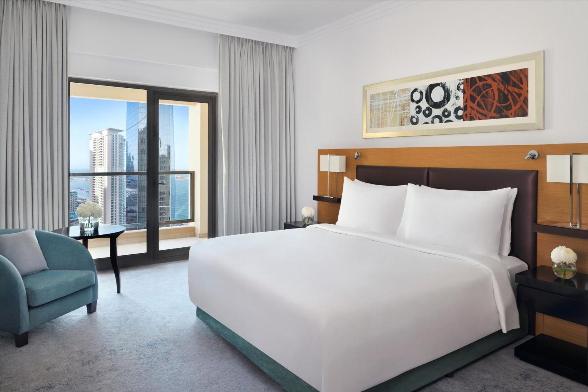 Moevenpick Hotel Jumeirah Beach Dubai Esterno foto A bedroom at the hotel