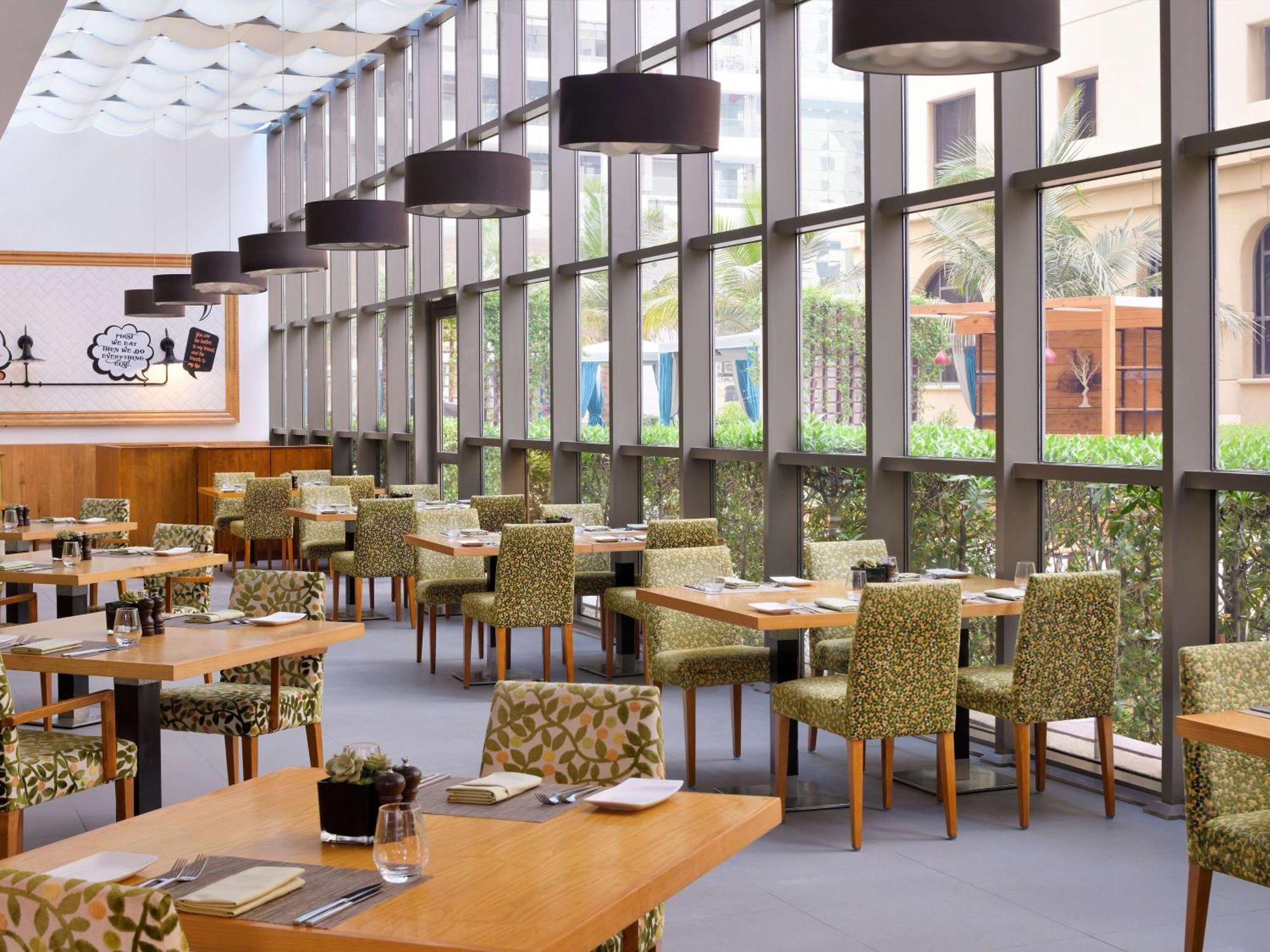 Moevenpick Hotel Jumeirah Beach Dubai Esterno foto The restaurant