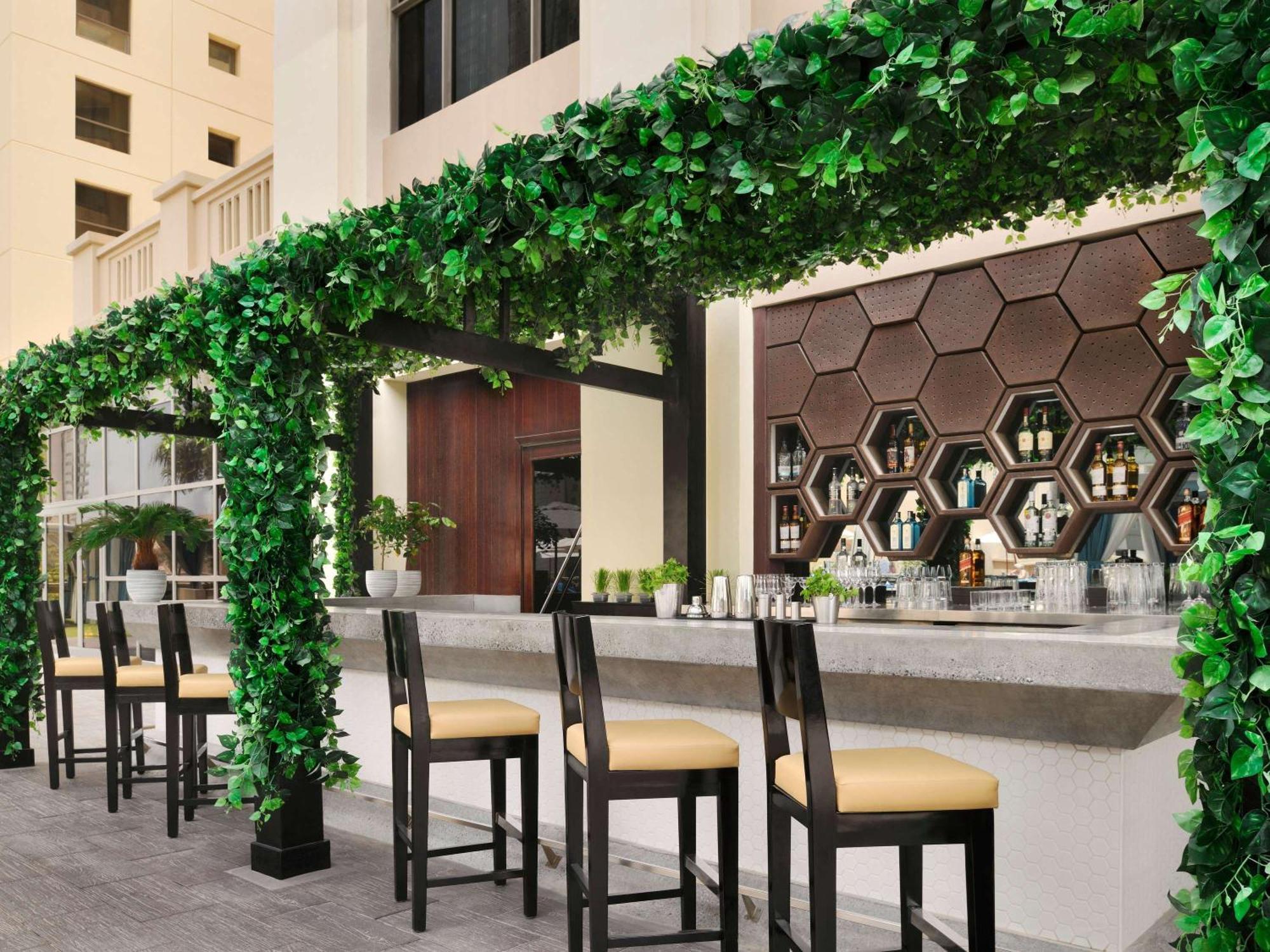 Moevenpick Hotel Jumeirah Beach Dubai Esterno foto The Bar