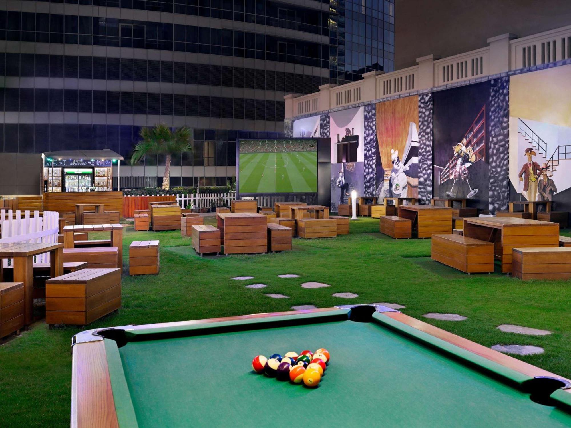 Moevenpick Hotel Jumeirah Beach Dubai Esterno foto The Lawn