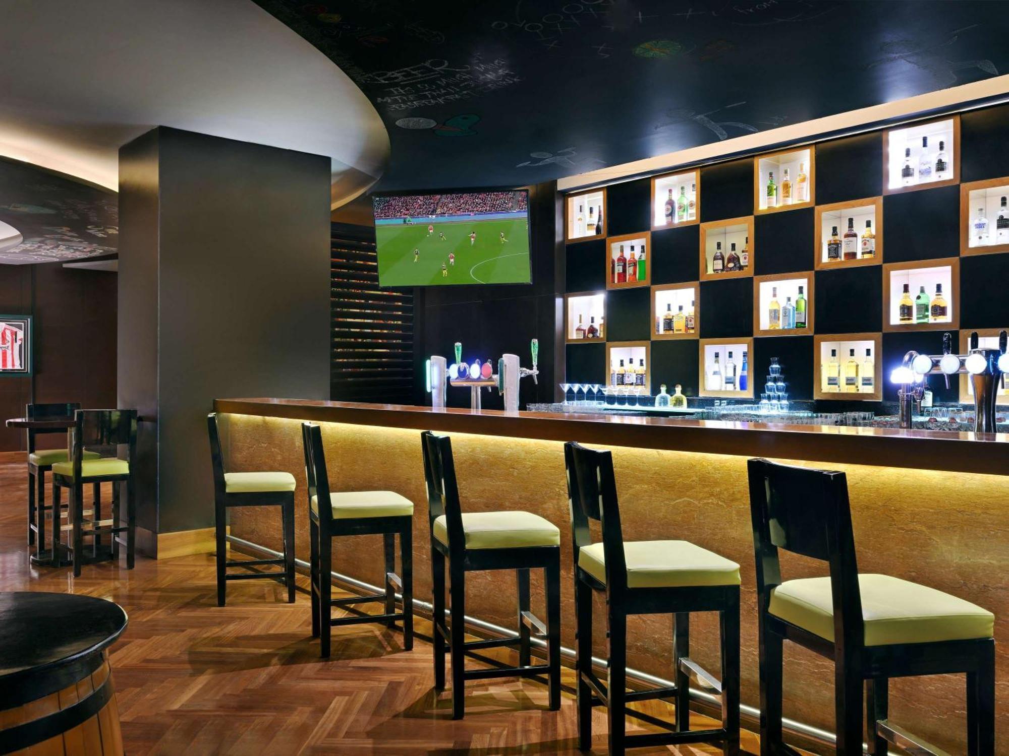 Moevenpick Hotel Jumeirah Beach Dubai Esterno foto The bar at the Emirates Stadium