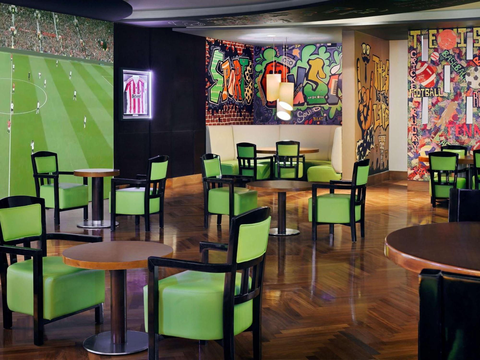 Moevenpick Hotel Jumeirah Beach Dubai Esterno foto Interior of a typical McDonald's restaurant
