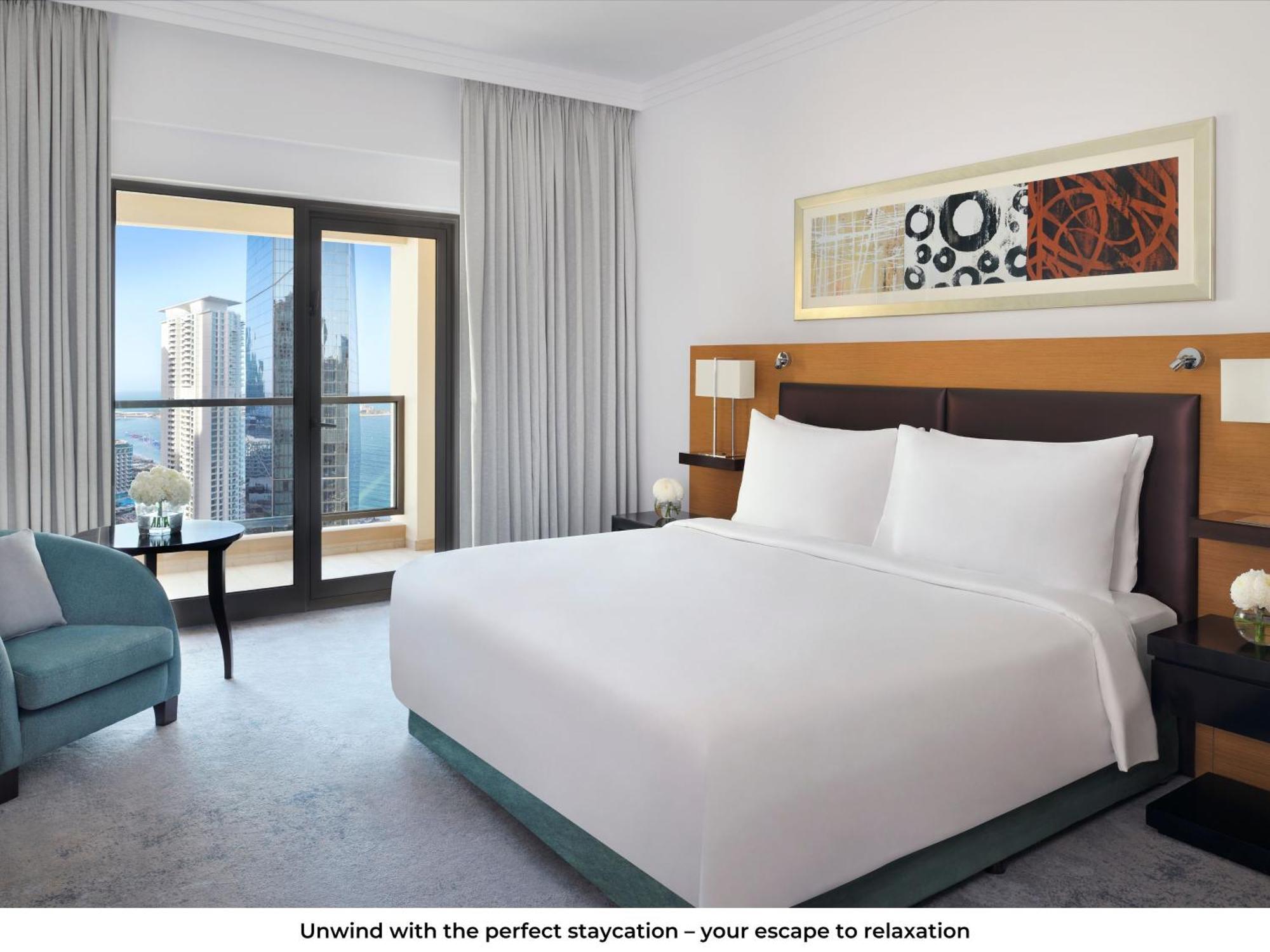 Moevenpick Hotel Jumeirah Beach Dubai Esterno foto A bedroom at the hotel