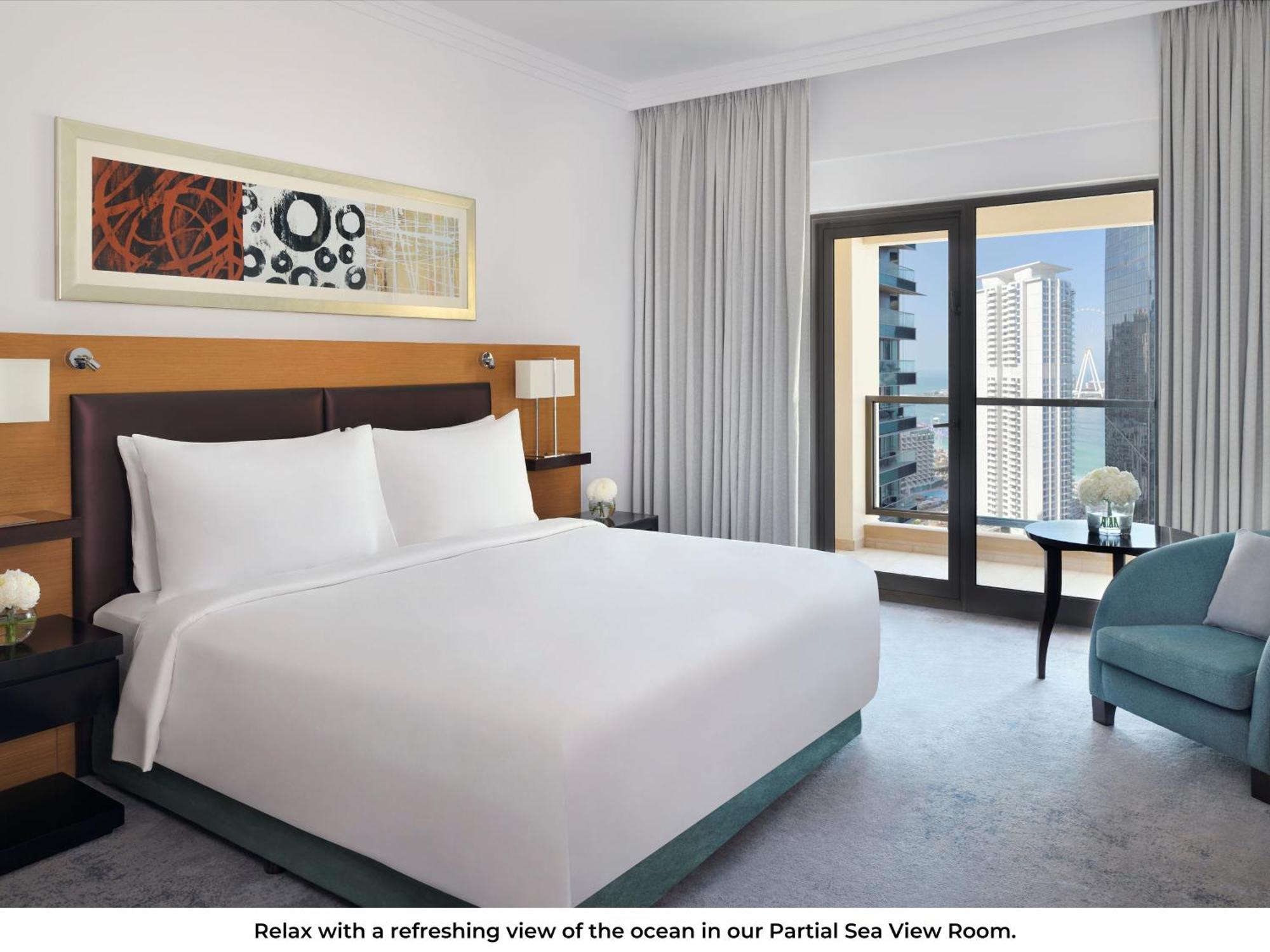 Moevenpick Hotel Jumeirah Beach Dubai Esterno foto A room at the hotel