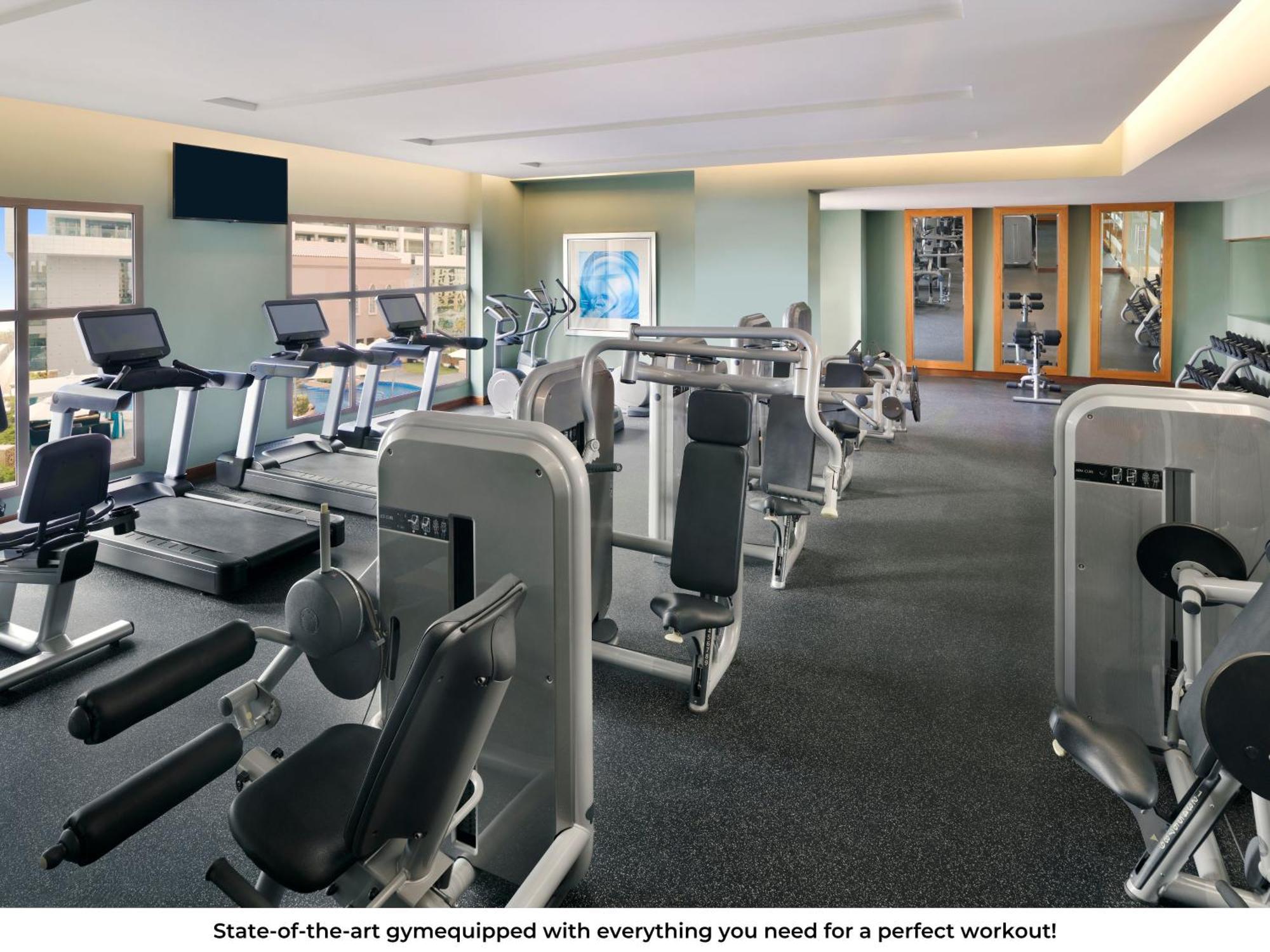 Moevenpick Hotel Jumeirah Beach Dubai Esterno foto The gym at the hotel