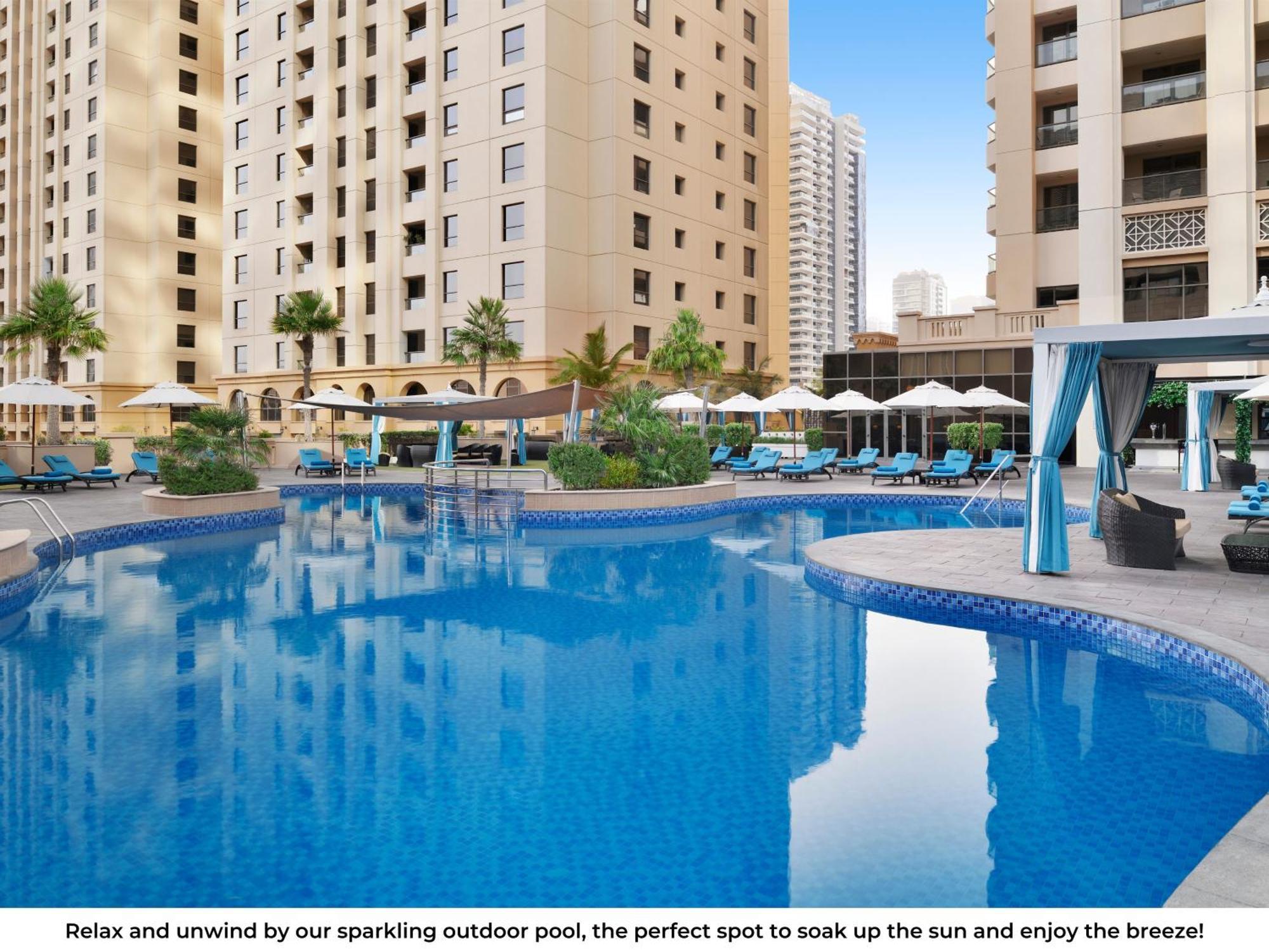 Moevenpick Hotel Jumeirah Beach Dubai Esterno foto The swimming pool at the hotel